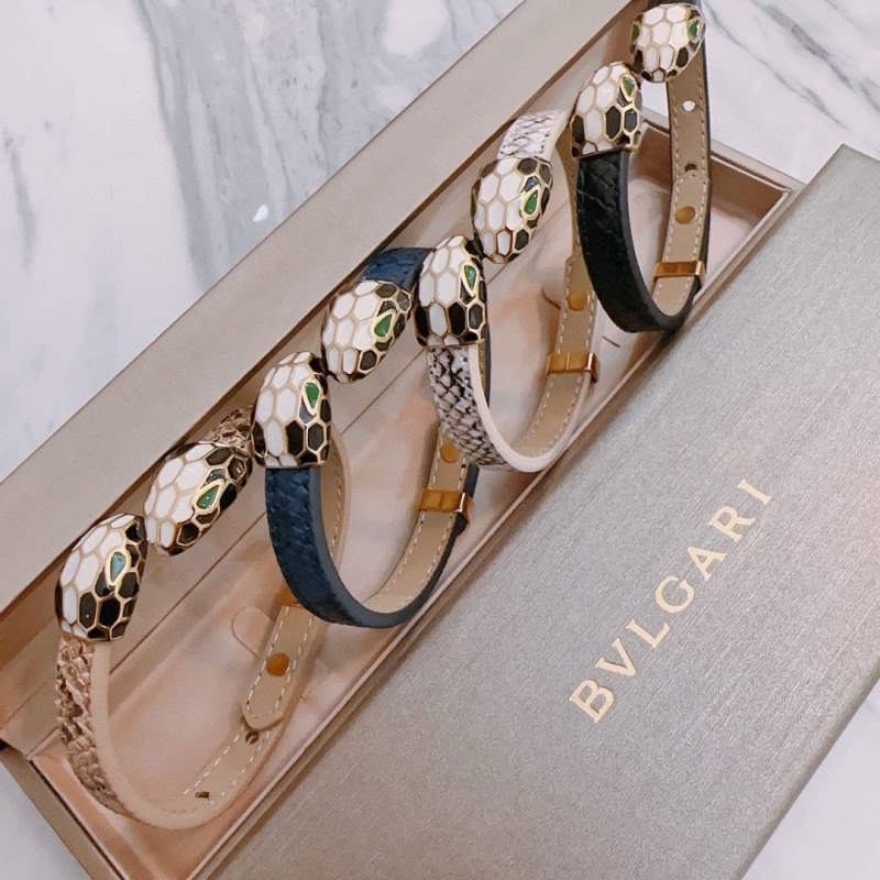Bv1g*ai necklaces